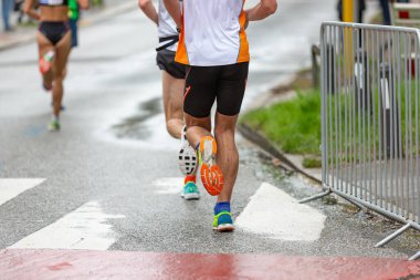 Hamburg maratonunda ıslak pistte koşanlar