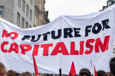 Protestocular kapitalizme karşı bayrak taşıyorlar