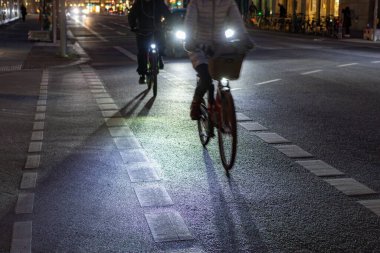 Geceleri Berlin 'de bisiklet sürmek