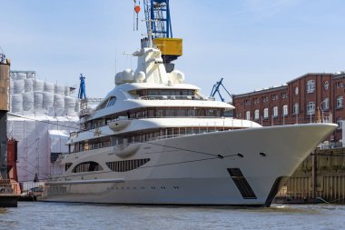 HamburgAlmanya - 22 Nisan 2023 Hamburg 'daki Blohm Voss tersanesinde lüks yat Alaiya