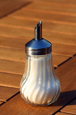 Tahta masanın üzerinde şekerlik var.