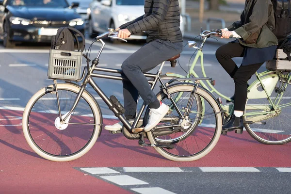 Kvinnliga Cyklister Röd Cykelväg — Stockfoto