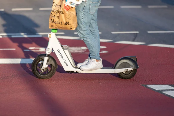 ハンブルク ドイツ 2023年4月27日 自転車道の電動スクーターにショッピングバッグの乗り物を持つ男 — ストック写真