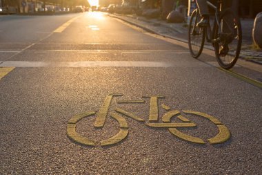 Günbatımında motosikletli bir motosikletli.