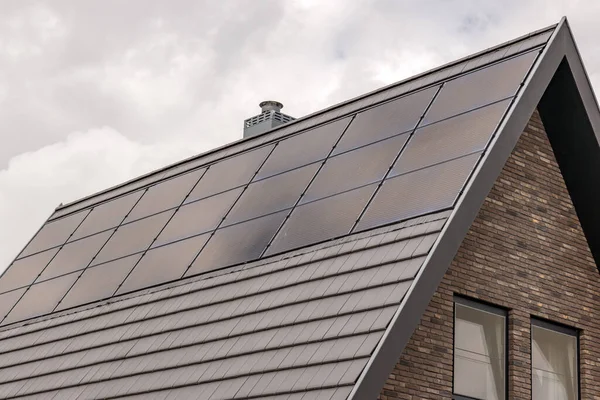 屋根の太陽電池パネルが付いている現代分離された家 — ストック写真