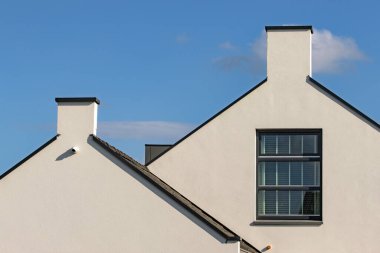 Penceresi ve güvenlik kamerası olan iki beyaz çember.