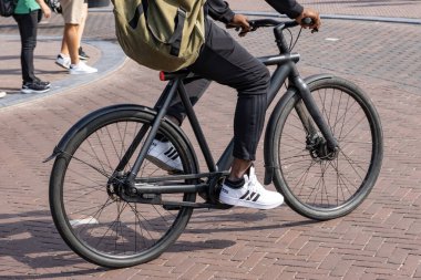 Amsterdam, Kuzey Hollanda Hollanda - 07 18 2023: Amsterdam sokaklarındaki iflas eden imalatçı Vanmoof 'un e-bisikleti