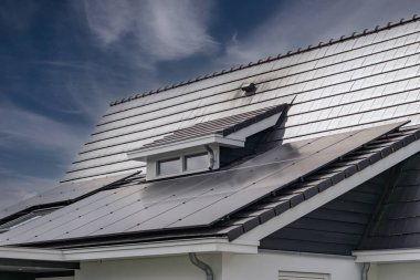 Çatı katında güneş sistemiyle ayrılmış modern bir ev.