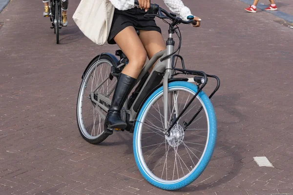 Młoda Kobieta Czarnych Butach Rowerze Elektrycznym — Zdjęcie stockowe
