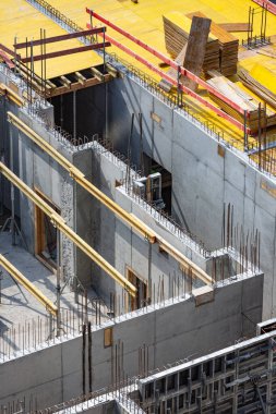 Beton duvarlarda ahşap kirişler