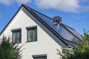 Solar çatısı olan yeni tek aile evi