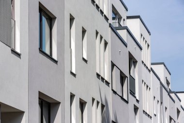 Embriyo pencereli apartman yüzleri