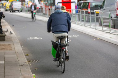 Londra 'da yapısal olarak ayrılmış bir döngü yolu üzerinde bisikletçiler