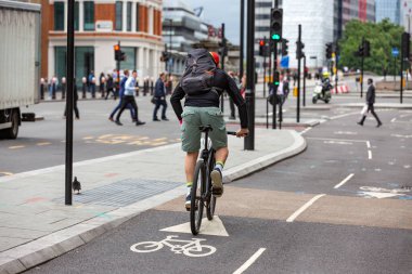 Sportif bisikletçi Londra 'da ayrı bir bisiklet yolu üzerinde