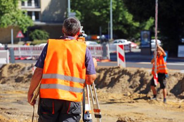 Yol inşaatı için araştırma teknisyenleri hazırlanıyor.