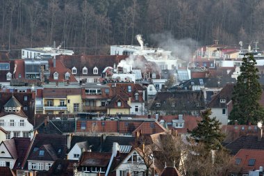 Freiburg 'da baca dumanı tüten çatı manzarası
