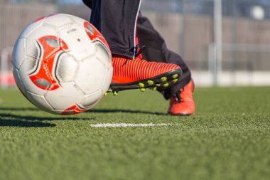 Futbol penaltı noktasından tekmelendi.