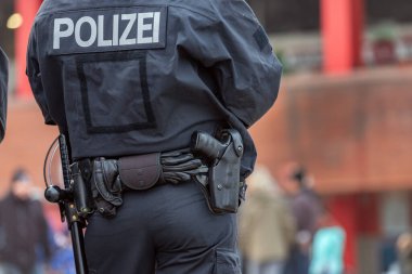 Hamburg 'daki bir futbol maçında silahlı çevik kuvvet polisi.