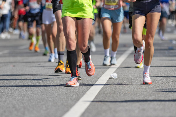 бегуньи в марафонской группе