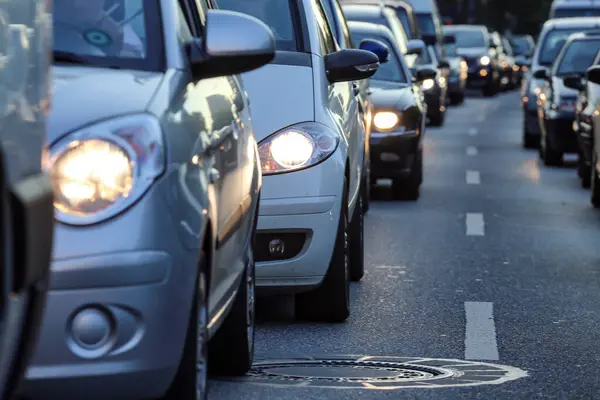 Trafik sıkışıklığında araba farları