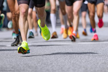Hamburg maratonundaki bir grup koşucunun bacakları.