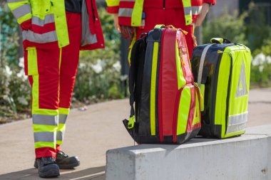 Acil durum çantalarının yanındaki sağlık görevlileri çağrıyı bekleyin.