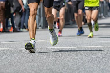 Hamburg maratonunda bir koşucunun bacakları