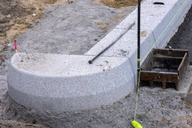 Kanalizasyon bacası olan geniş bir kaldırım kurulumu