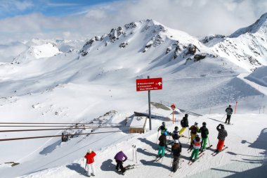 Parpaner Rothorn 'dan inmeden önce bir grup kayakçı