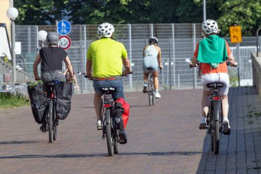 Arkadan kasklı bisikletçiler