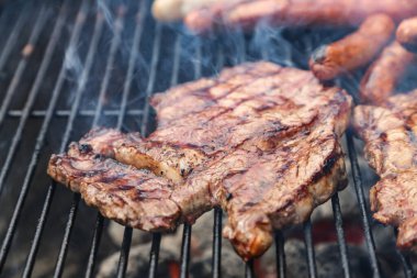 Kömür ızgarasında biftek.