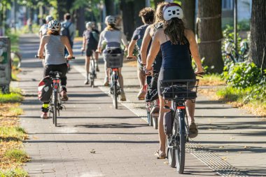 Hamburg yazında kasklı kadın bisikletçiler