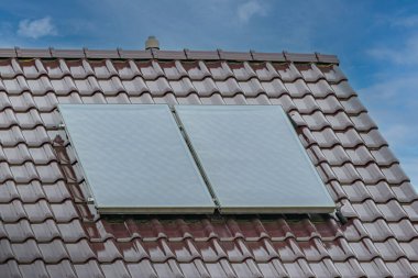 Yeni çatıdaki güneş termal panelleri