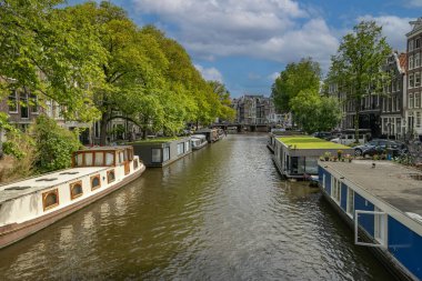 Amsterdam kanalında yüzen yüzen evler
