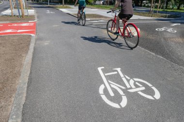 Geniş bisiklet yolu üzerinde bisiklet sembolü olan bisikletçi