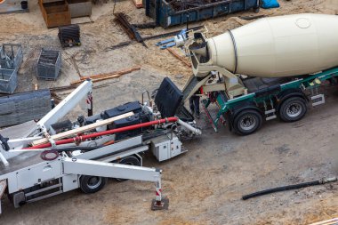 Beton karıştırıcı beton pompayı doldurur