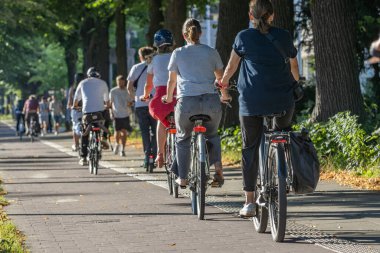 Yazın bisiklet yolunda yoğun trafik var.