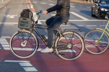 Kırmızı bisiklet yolunda bayan bisikletçi
