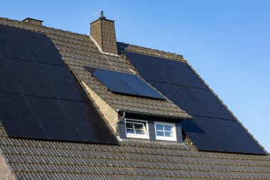 Çatıdaki ve yatakhanedeki güneş panelleri