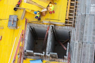 Kabuktaki asansör boşluğunun üst görüntüsü