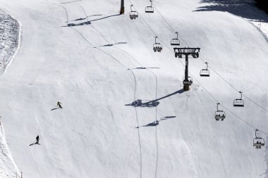 Alplerde teleferik ve kayak koşusu