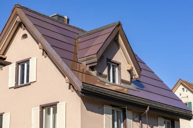 Solar çatılı eski bir ev.