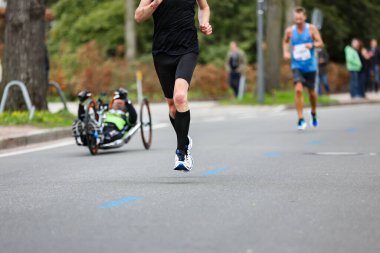 Hamburg Maratonu 'nda koşucular ve motosikletliler