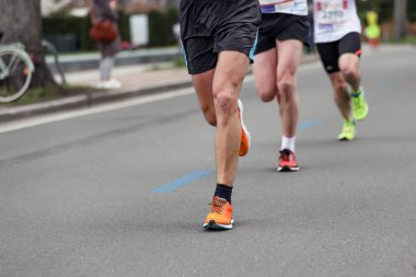 Asfaltta üç maraton koşucusu