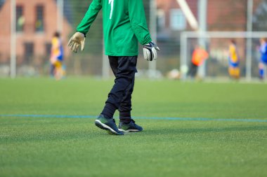 Yeşil formalı genç kaleci