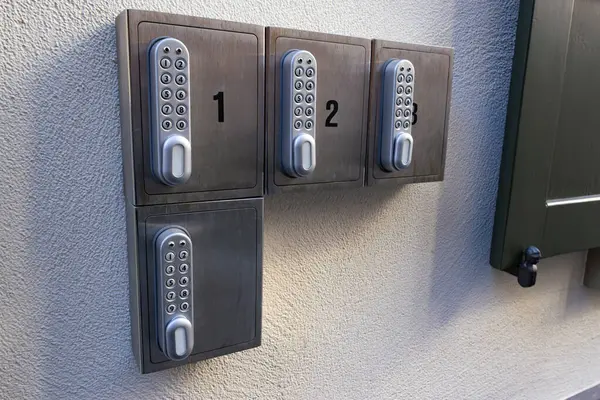 Evin dış duvarındaki kiralık dairelerin anahtar kasaları.