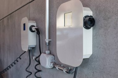 Beton bir duvarda elektrikli şarj aleti