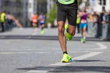 Erkek maraton koşucusunun bacakları.