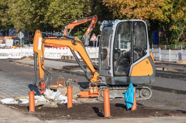 Yol inşaatında küçük bir kazıcı