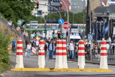 Mobil kamyon engelleri Hamburg 'un liman doğum gününü koruyor